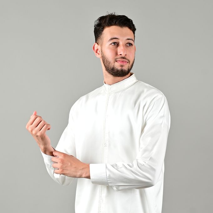 Jabador Maroc Regabia ASALA et pantalon kandrissi à la main / blanc cassé.