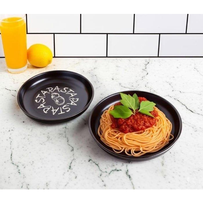 Image de Assiette creuse vintage en couleur NOIR – Vaisselle artisanale faite main pour les passionnés de cuisine