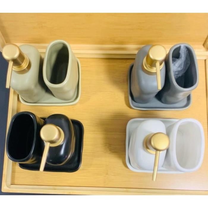 Image de Accessoires de salle de bain - 4 pièces - Porcelaine - Couleur aléatoire - Design contemporain - Unbranded