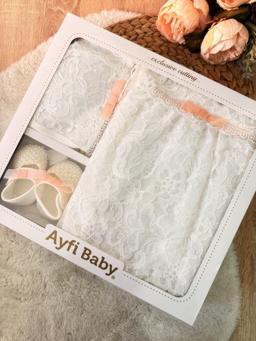 Image de Coffret Cadeau Élégance : Robe 0-6mois Dentelle Chaussons Strass et Bonnet Assorti - Unbranded