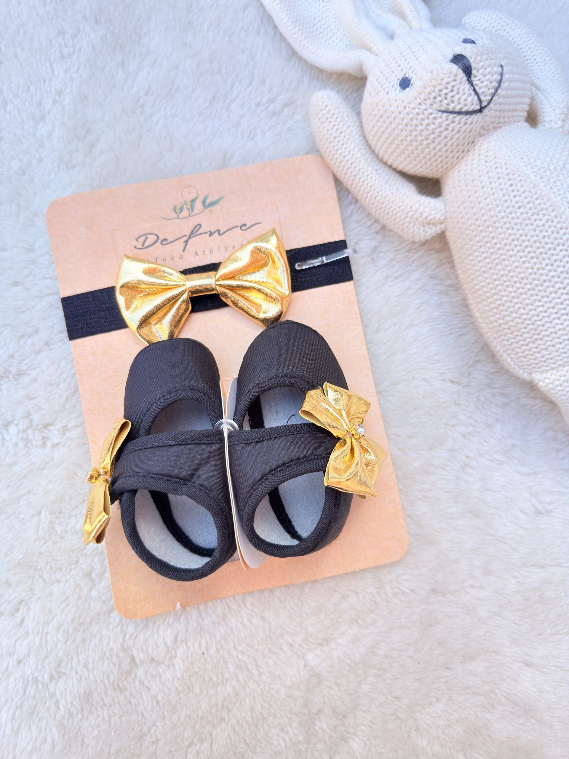 Image de Coffret chaussons et bandeau dorés – une Touche d’Élégance pour Bébé - Unbranded