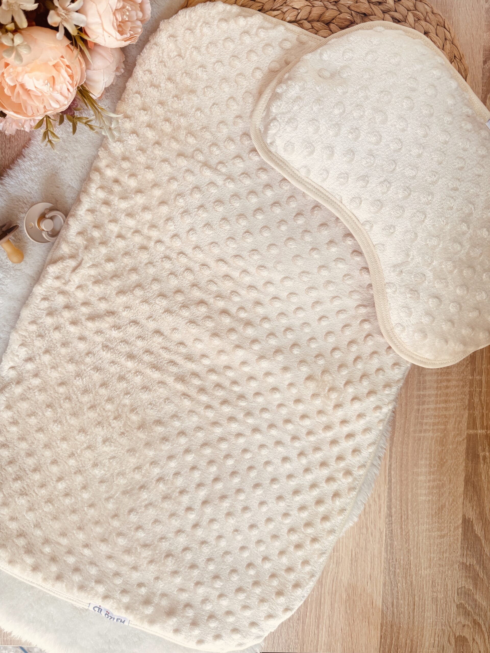 Image de Ensemble doux : matelas bébé réchauffant avec son coussin - Unbranded