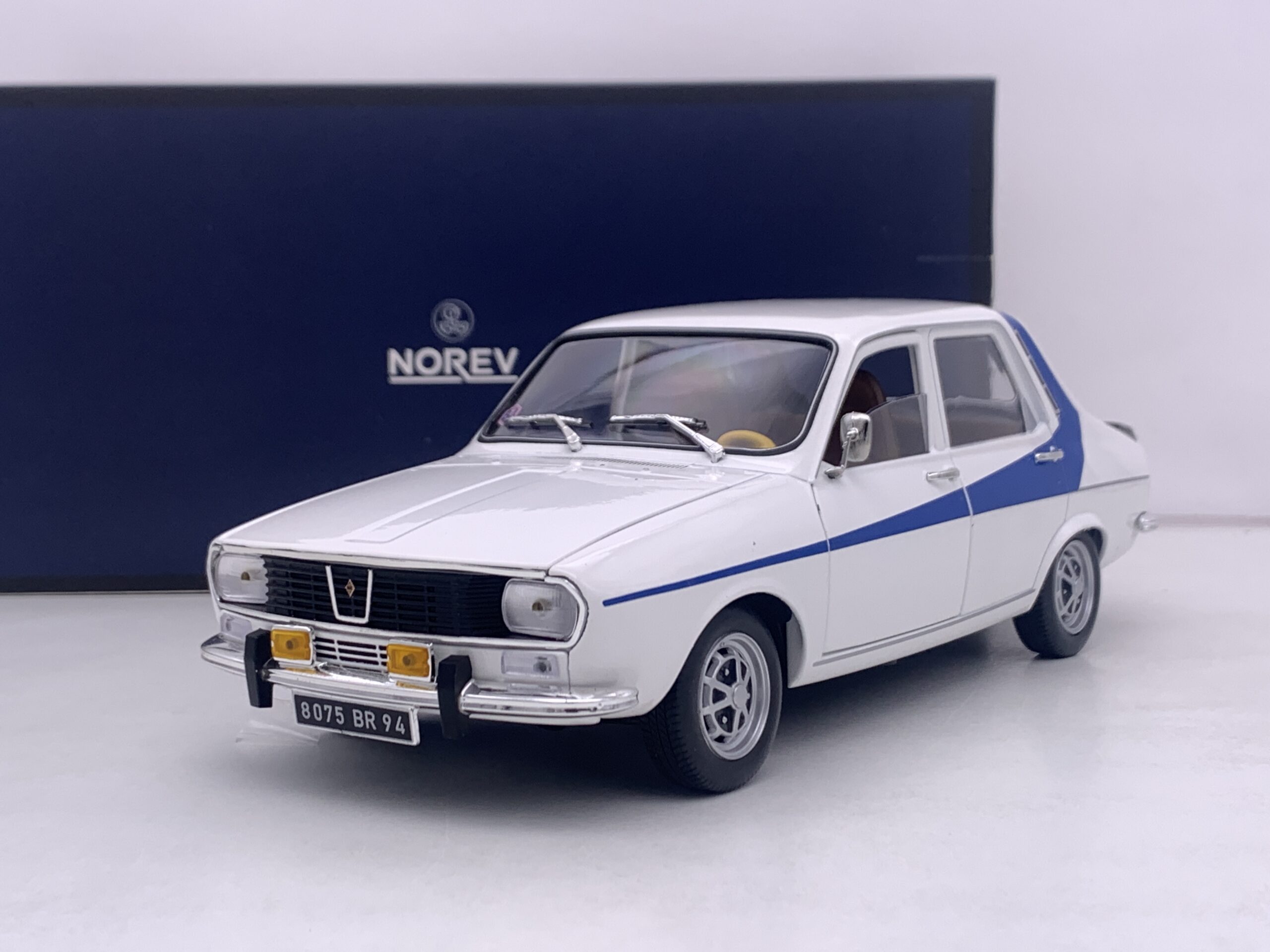 Image de Miniature de collection métal modèle R12 1984 Échelle 1/18 - Unbranded