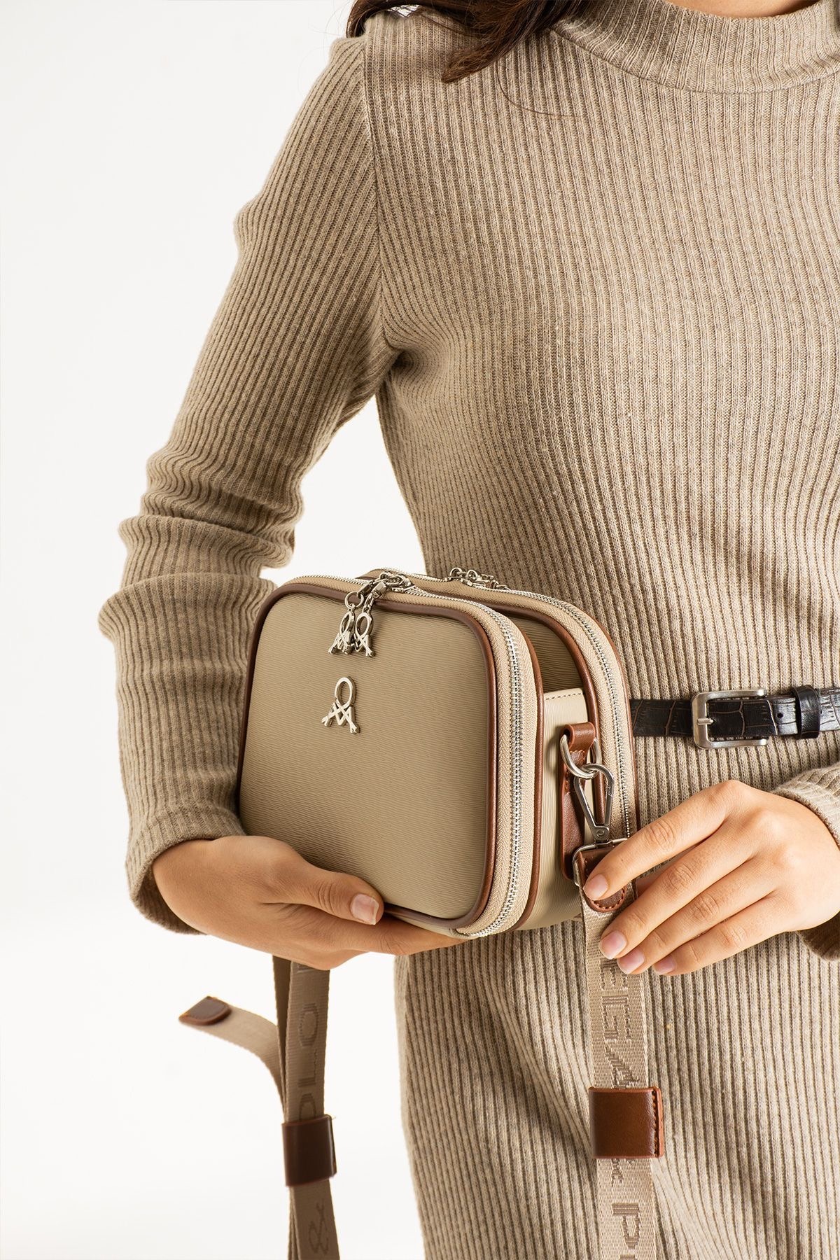 Image de Sac à main en cuir avec bandoulière : élégance, praticité et qualité pour vos sorties - Unbranded